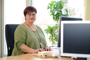 Frau arbeitet an ihrem Arbeitsplatz.