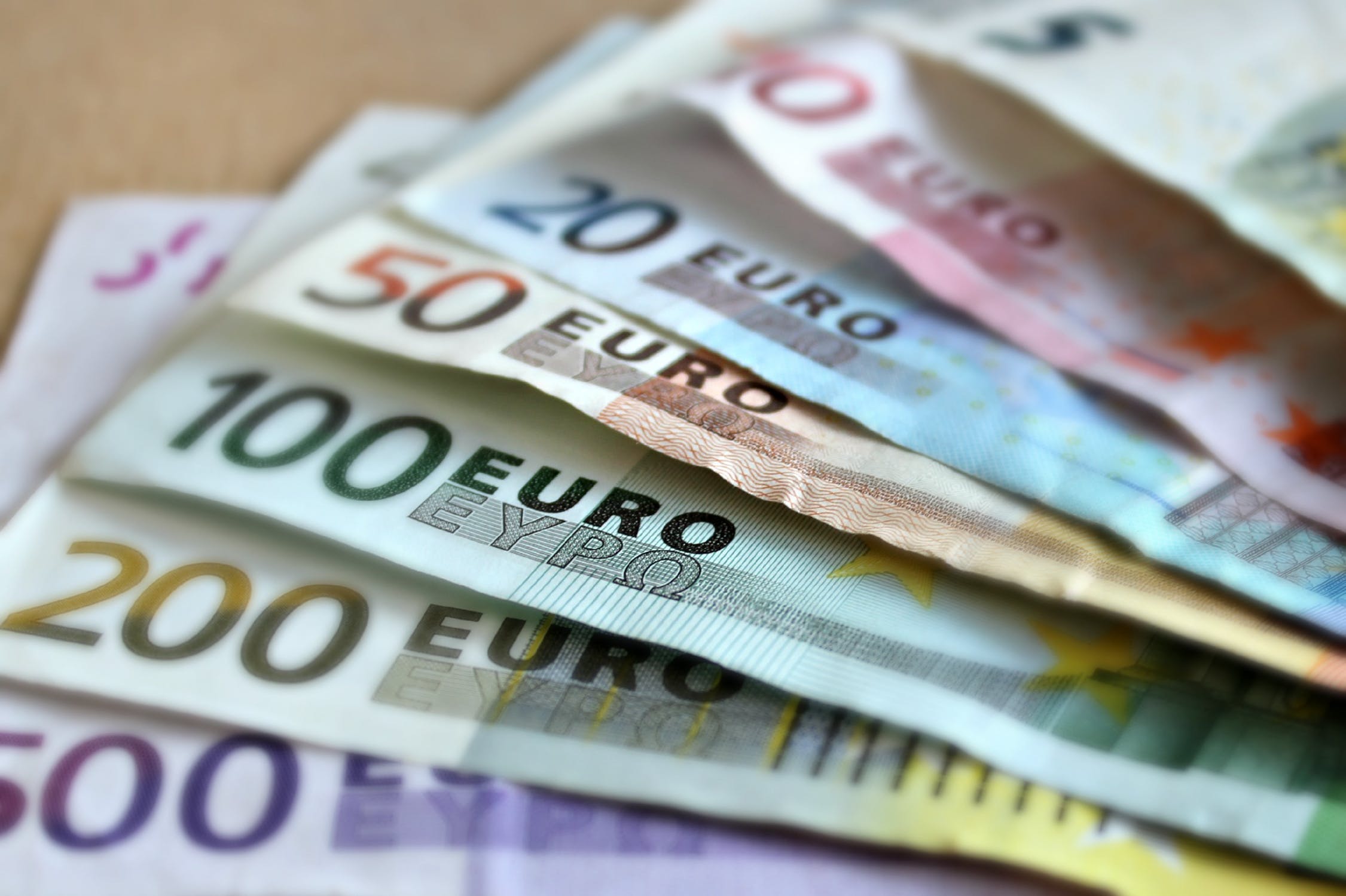 Geldscheine auf einem Tisch bis zu 200 Euro übereinander gelegt.